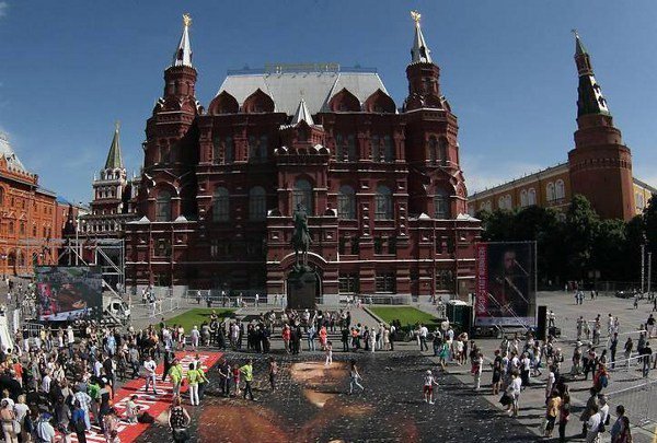 Größtes Puzzle der Welt auf dem Roten Platz in Moskau | © Druckeberger GmbH 556185_376347139087599_1146713786_n.jpg