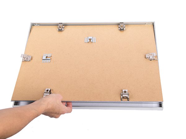 Das Puzzle samt Glasscheibe und Rückwand vorsichtig in den Rahmen einlegen. Rahmen_Anleitung-6.jpg