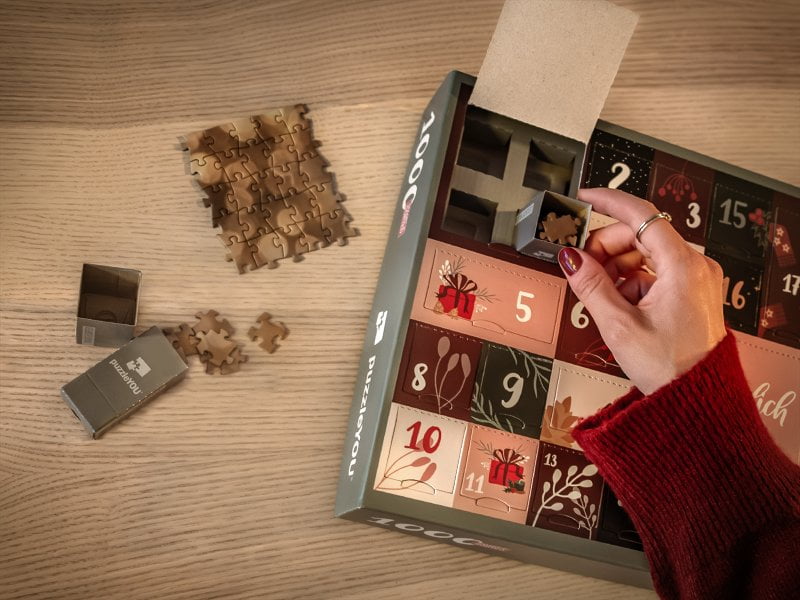 Blick hinter die Türchen des Puzzle-Adventskalenders