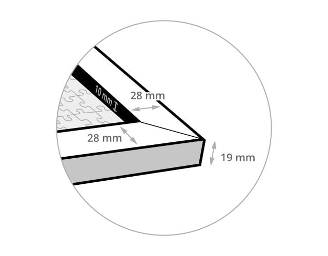Gefaltete Rückwand des Puzzle-Rahmens nehmen, Klebestreifen abziehen und auf die linke, obere Ecke des Puzzles platzieren.