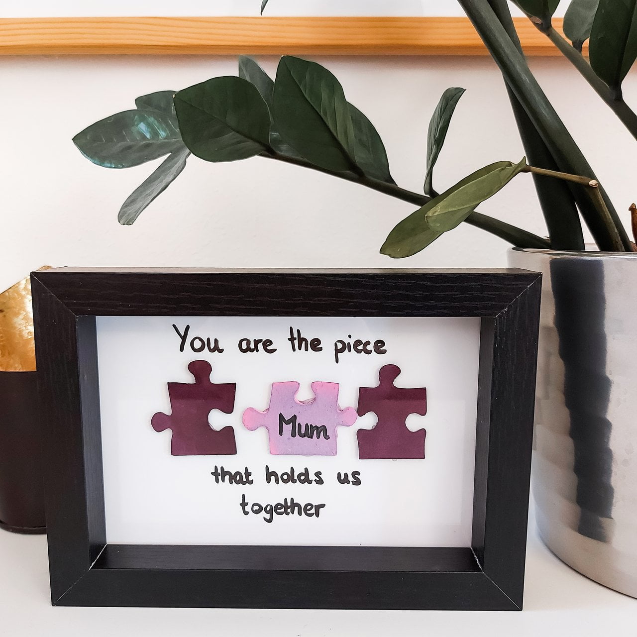 Ein Fotopuzzle mal anders - einzelne, bunt gestaltete Puzzleteilchen symbolisieren die Familie