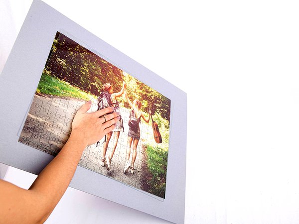 Puzzle mit Glasscheibe und Unterlage umdrehen. Rahmen_Anleitung-2.jpg
